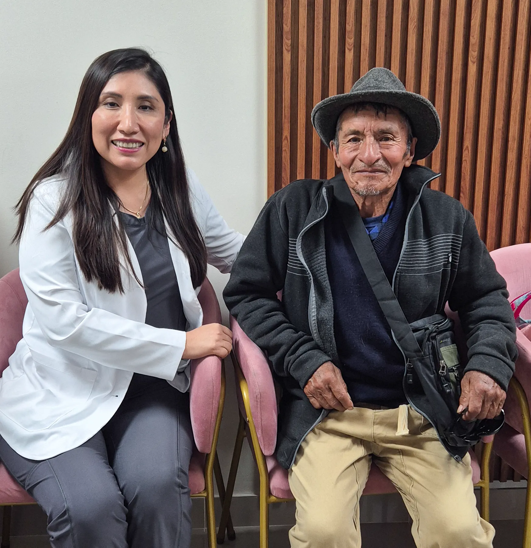 Oftalmóloga cirujana Lidia Pachas atendiendo a un paciente en consulta de salud visual