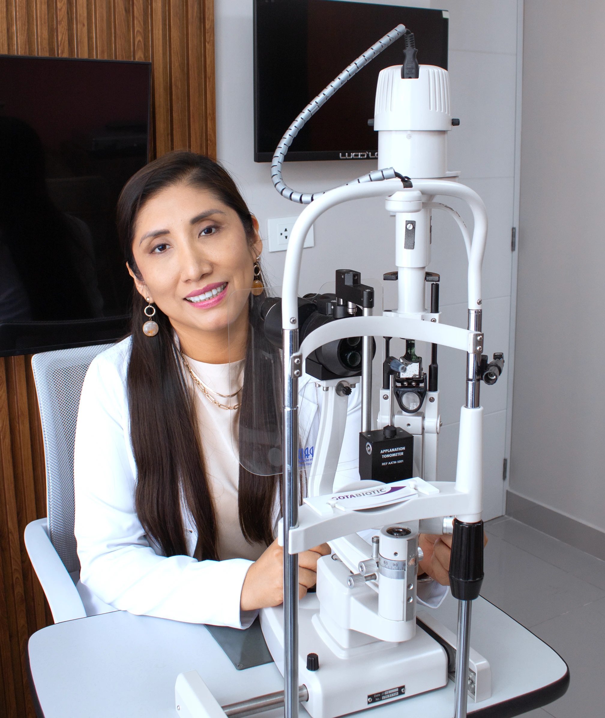 Dra. Lidia Pachas realizando una revisiónoftalmológica en su clínica en Lince, Lima