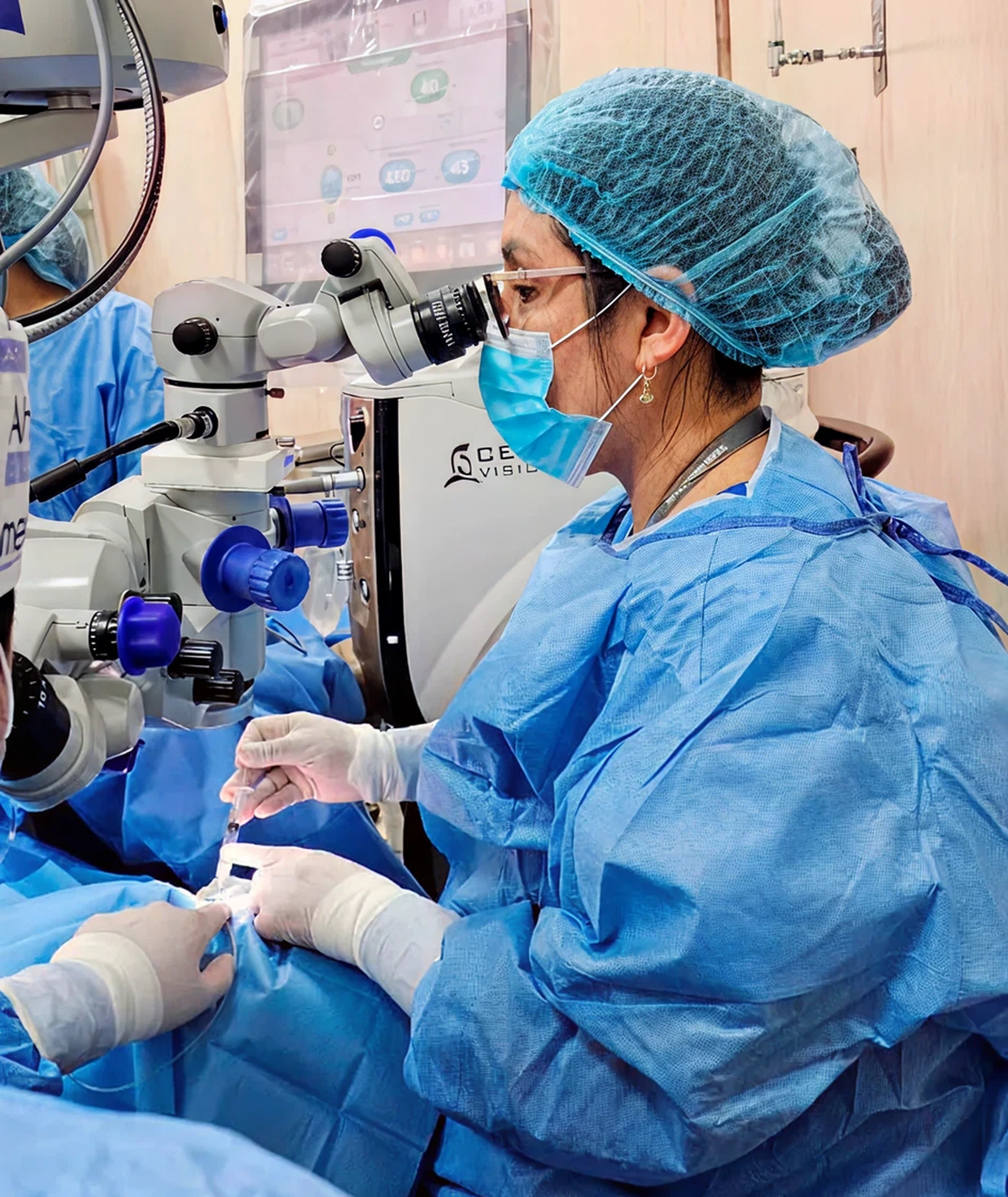 Doctora Lidia Pachas en sala de operaciones realizando cirugía oftalmológica
